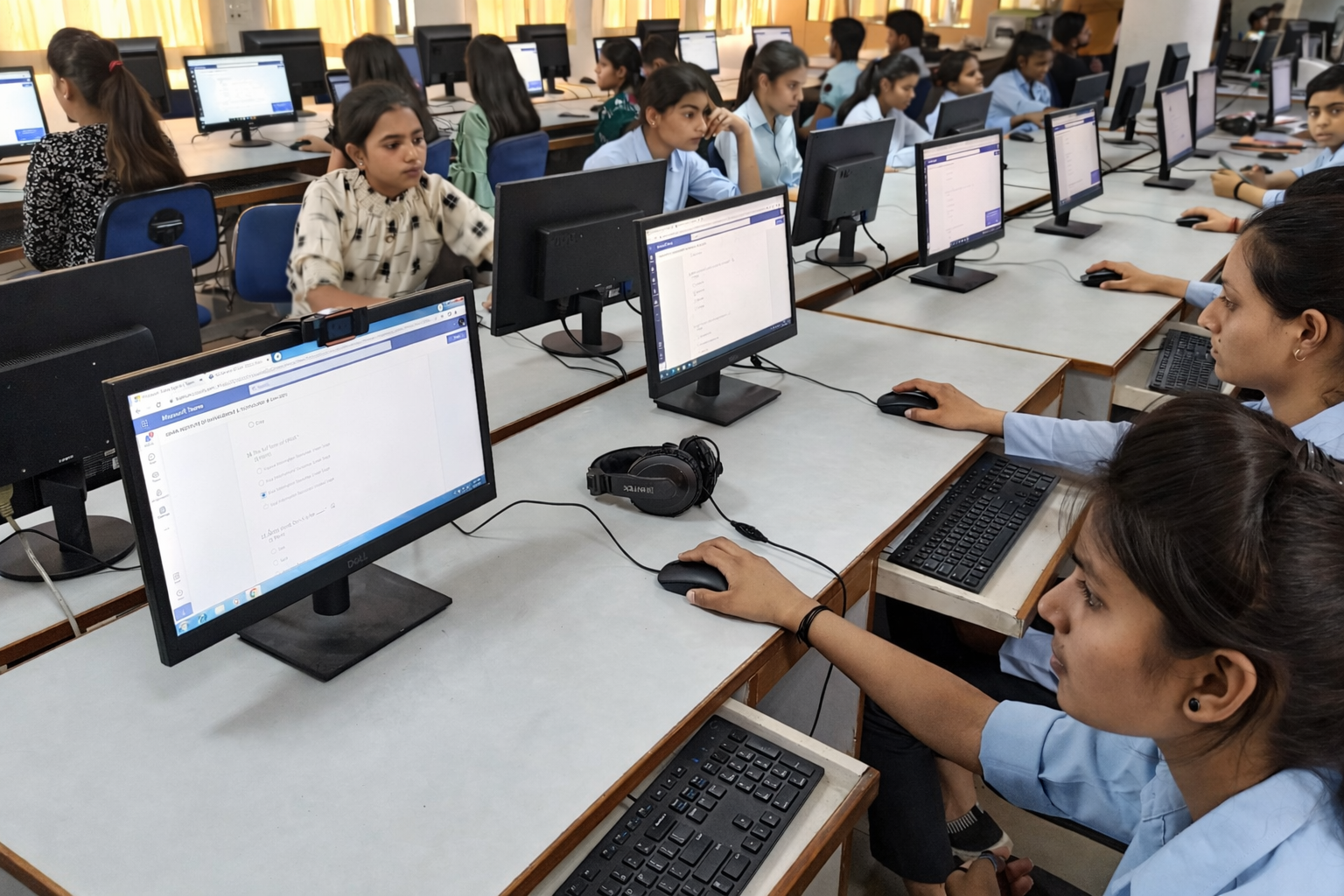 Students working in IT Lab