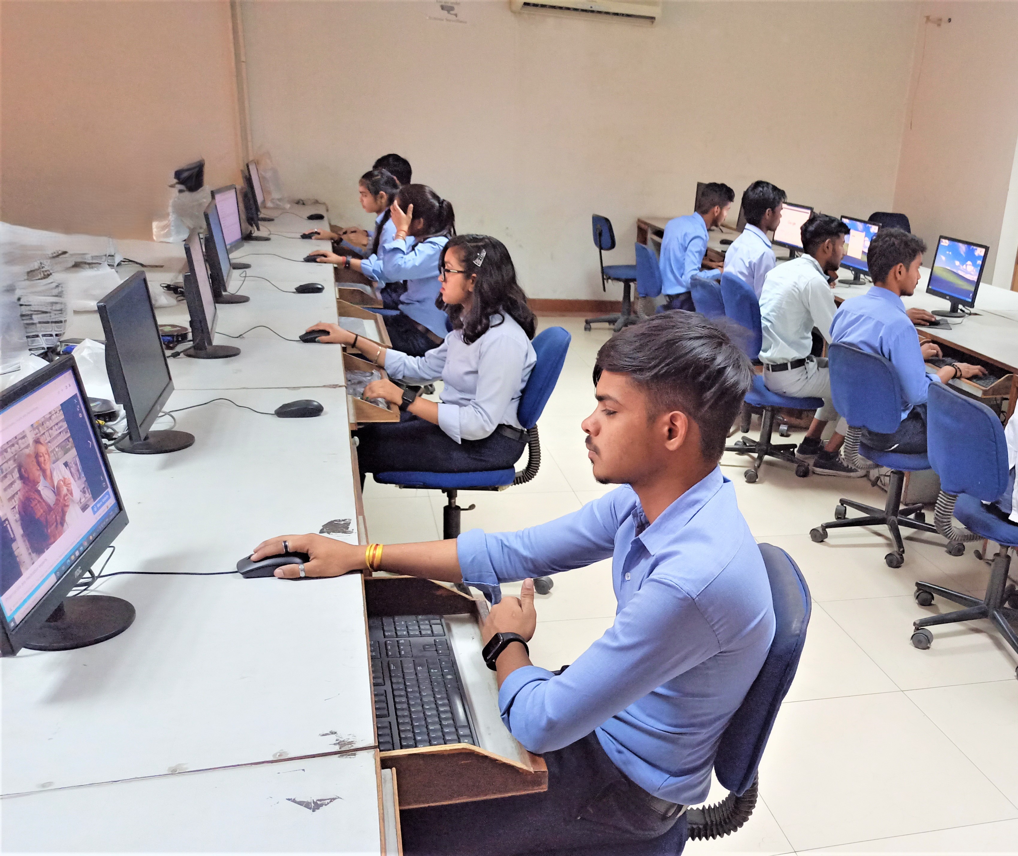 Students in IT Lab session